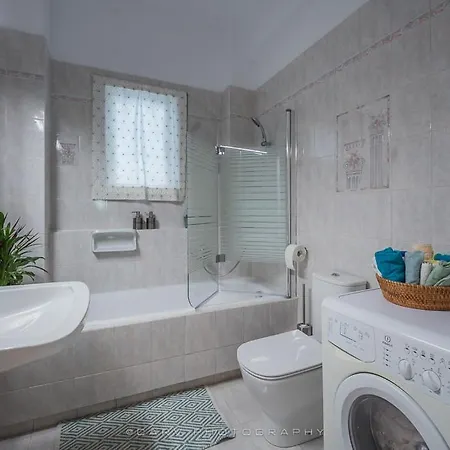 Magnificent Voula Apartman